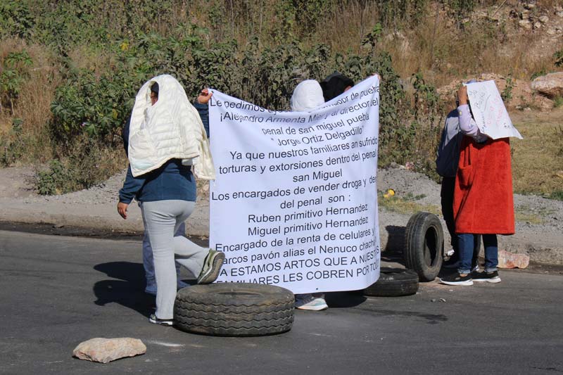 Bloqueo en Camino al Batán por denuncias de abuso y tortura en penal de Puebla