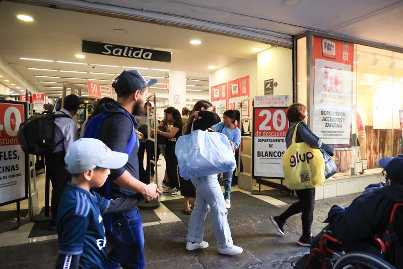 Poblanos arrasan el Buen Fin: compras en efectivo y “tarjetazos” saturan comercios