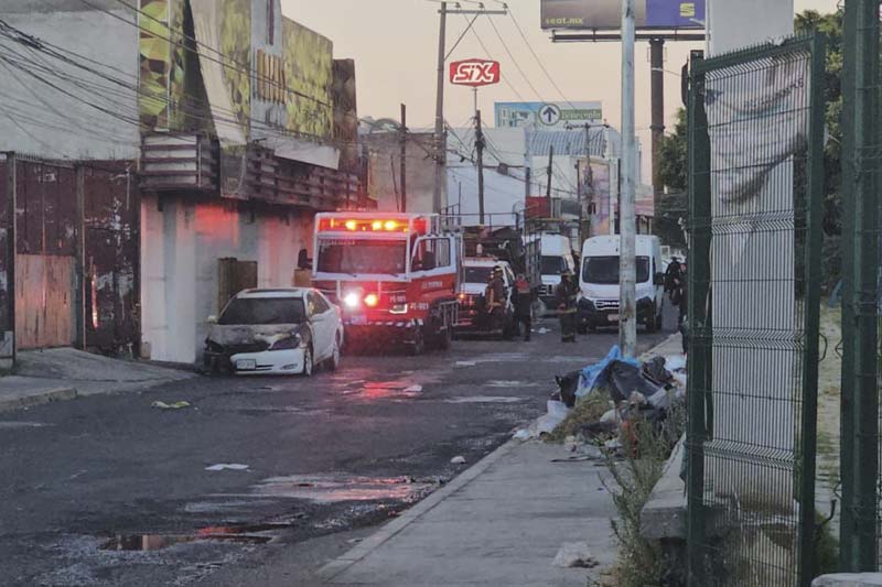 Comando armado prende fuego al Bar Lacoss en Puebla; mueren cinco personas