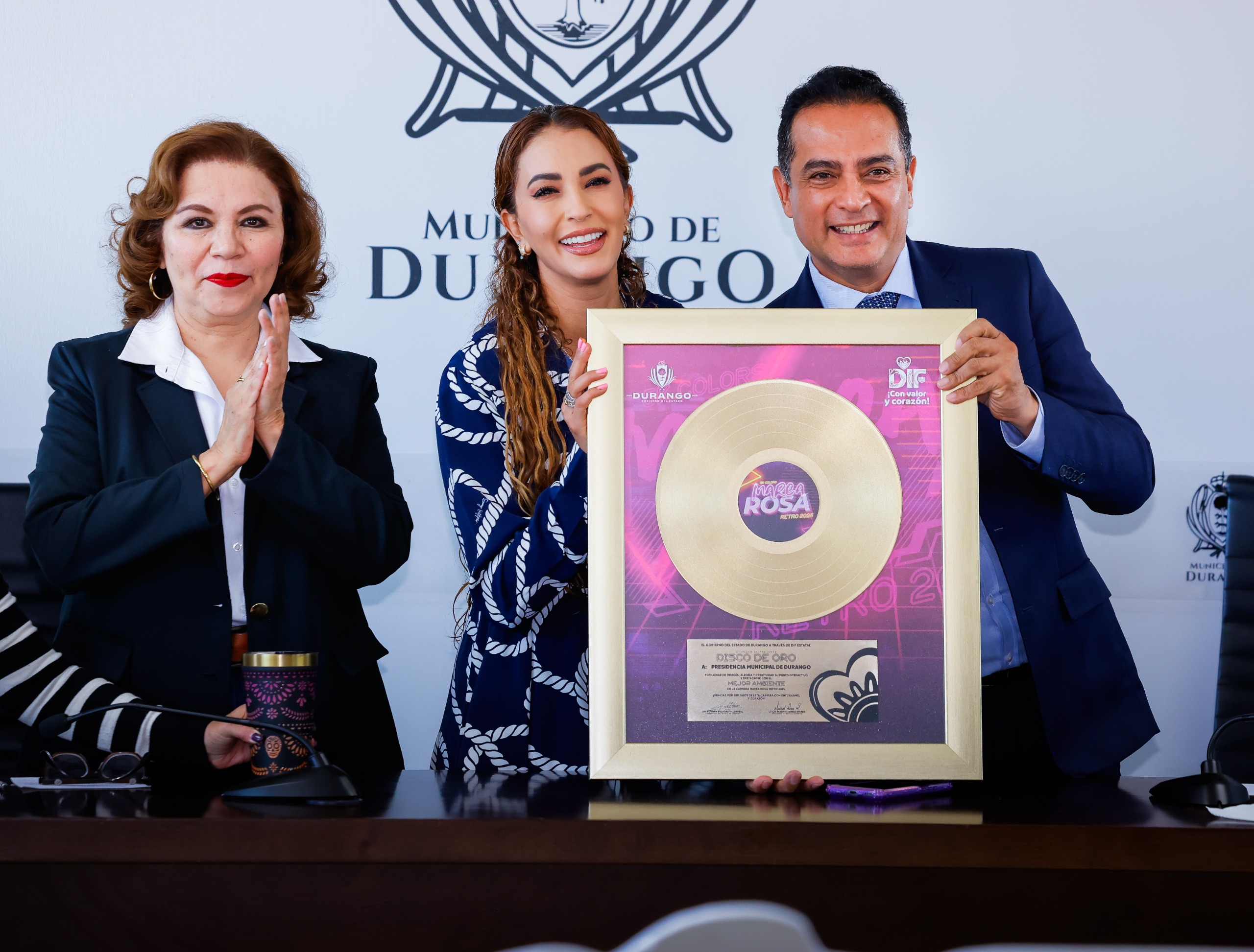 Marisol Rosso entrega “Disco de oro” a Toño Ochoa