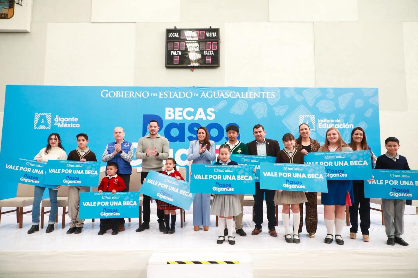 Entregan 5 mil becas a estudiantes de Calvillo y de Aguascalientes