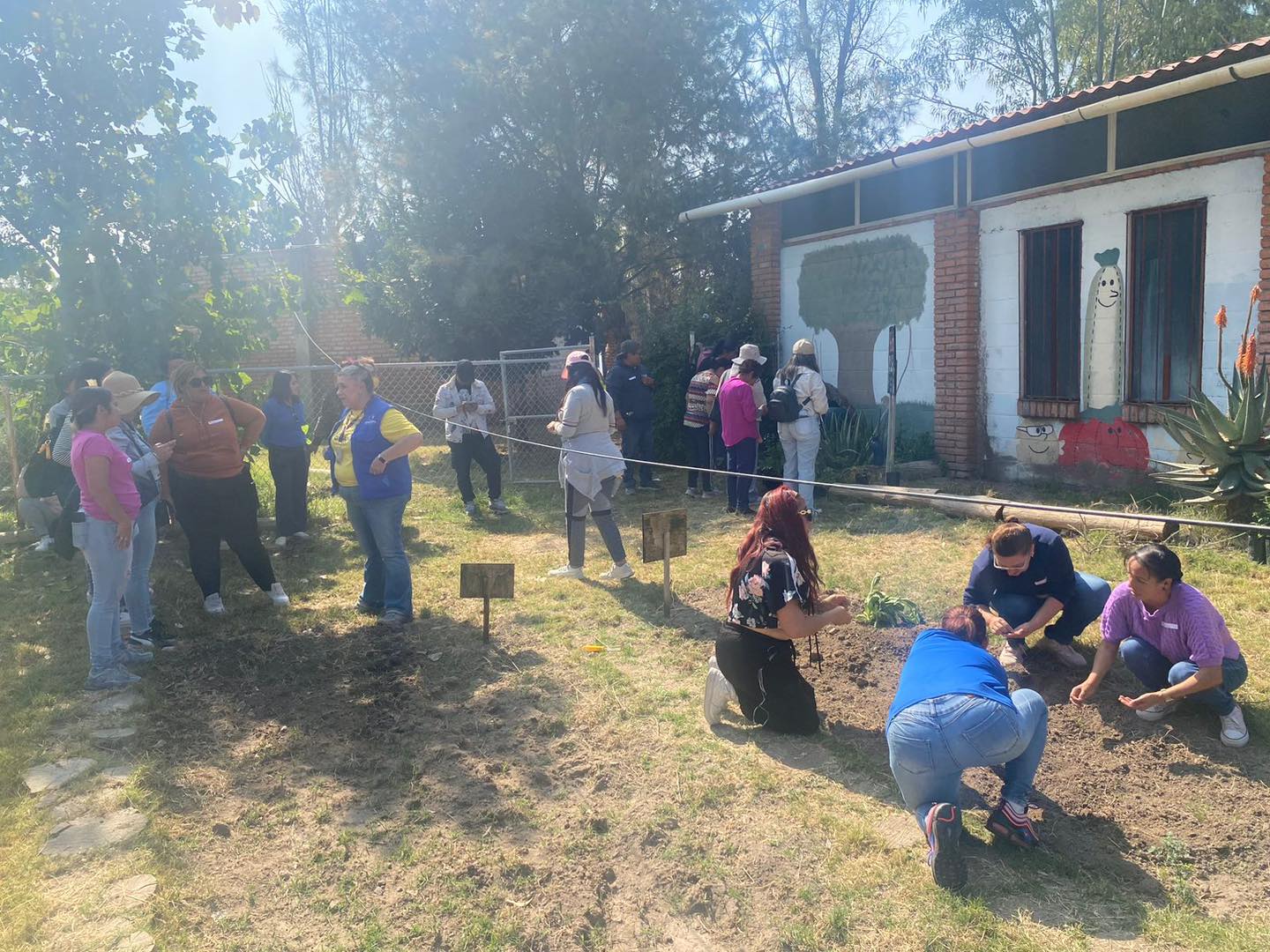 Imparten taller de huertos en el parque Rodolfo Landeros Gallegos
