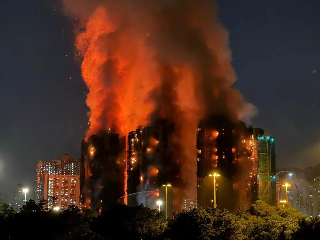 Devastador incendio en Hong Kong provoca más de una decena de muertos y mantiene atrapadas a varias personas