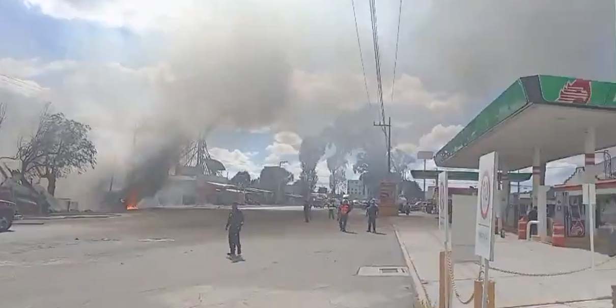 Incendio en Texmelucan provoca explosiones y cierre de la carretera México-Puebla