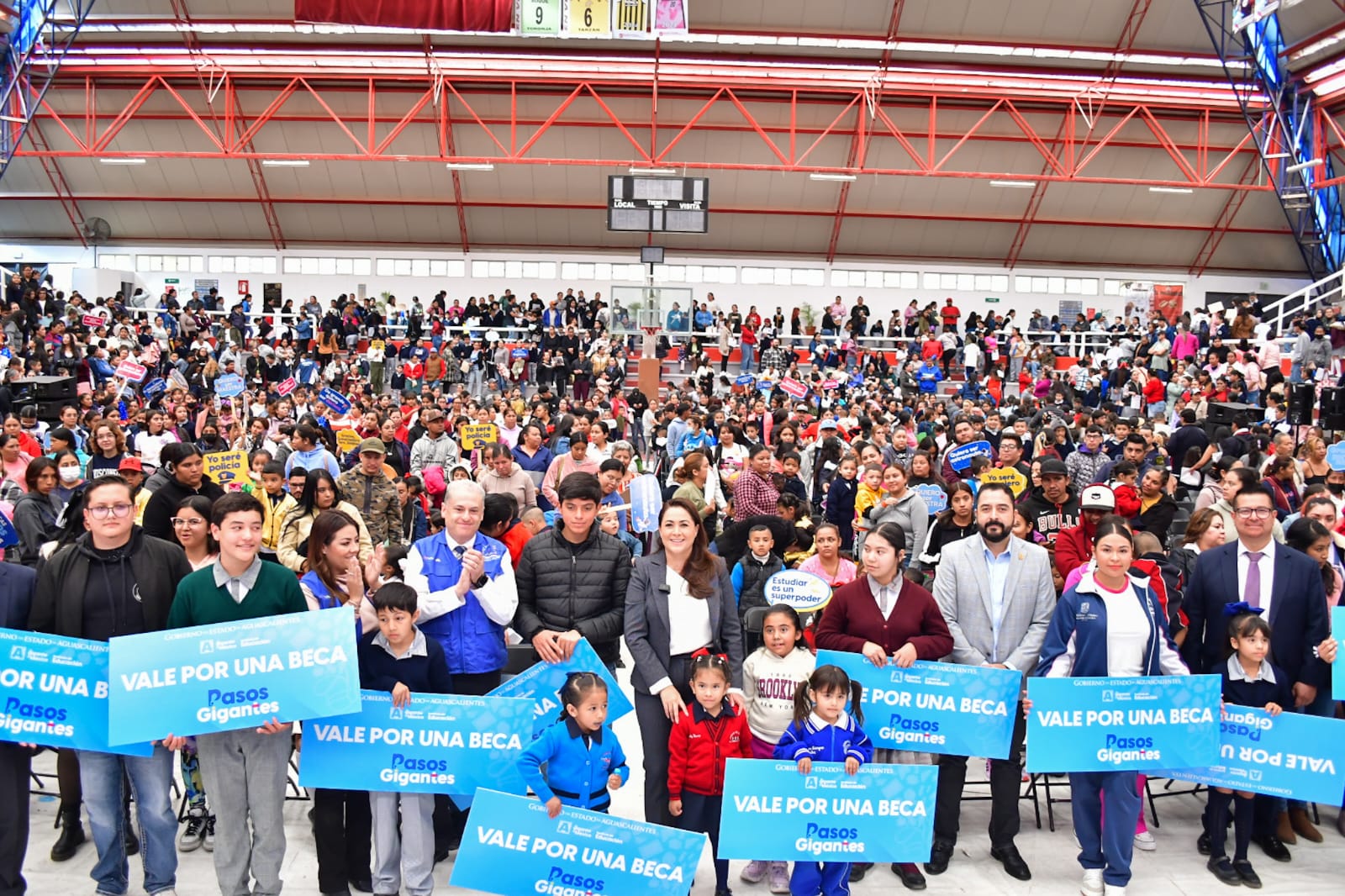 Inician entrega de más de 11 mil becas a estudiantes