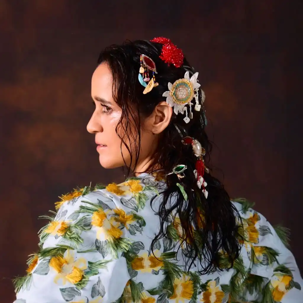 Julieta Venegas presenta 'Tiempos Dorados', el primer adelanto de su próximo álbum