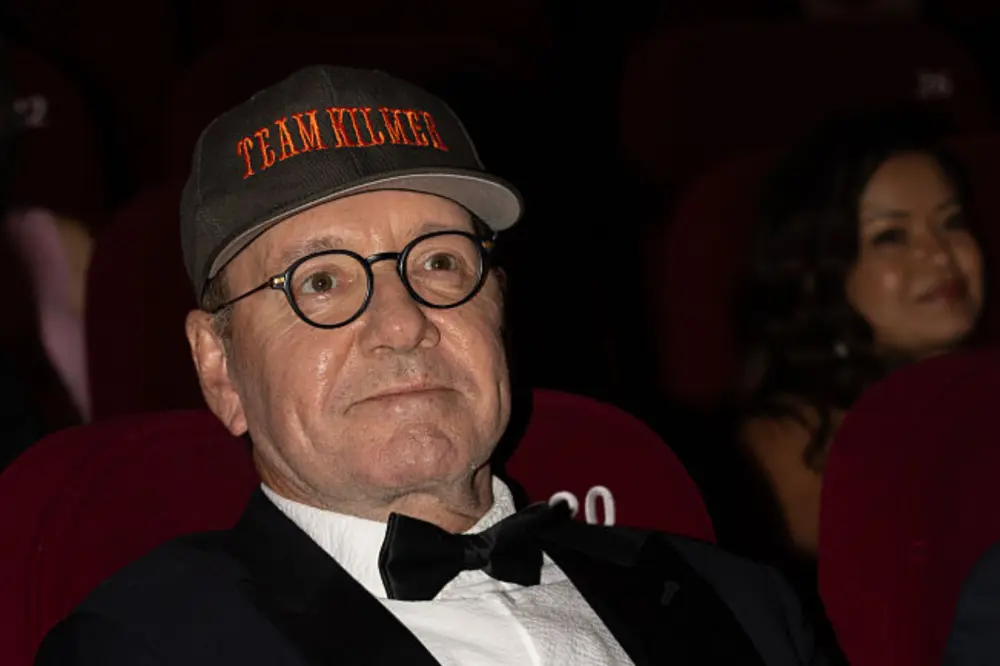 Kevin Spacey cuenta cómo vive hoy: sin casa, de gira y aún fuera de Hollywood
