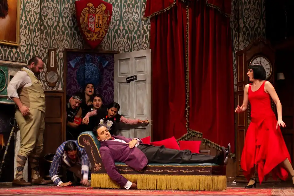 La precisión detrás de la risa: Ari Albarrán revela la fórmula que sostiene el éxito de &#8216;La obra que sale mal&#8217;