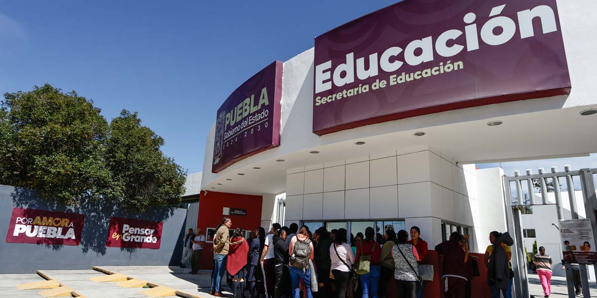 Estudiantes y padres de Plantel Azteca Puebla exigen regreso de becas