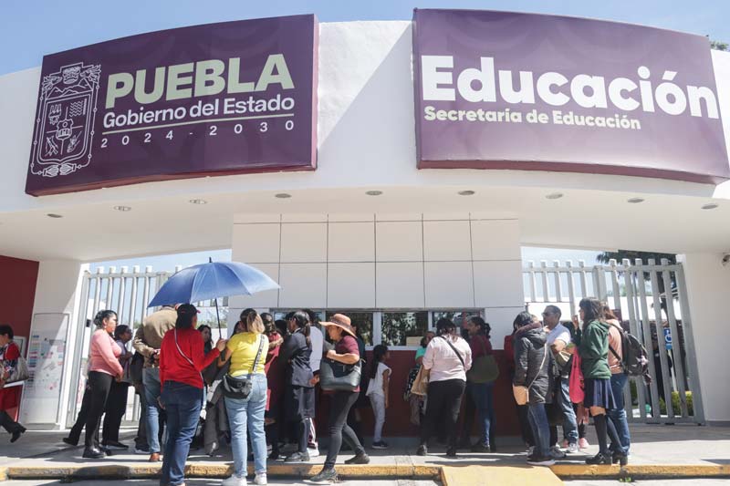Estudiantes y padres de Plantel Azteca Puebla exigen regreso de becas