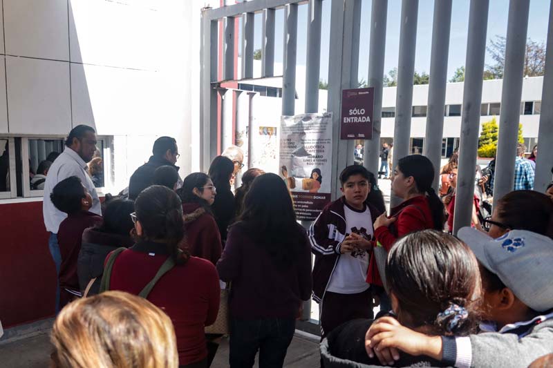 Estudiantes y padres de Plantel Azteca Puebla exigen regreso de becas