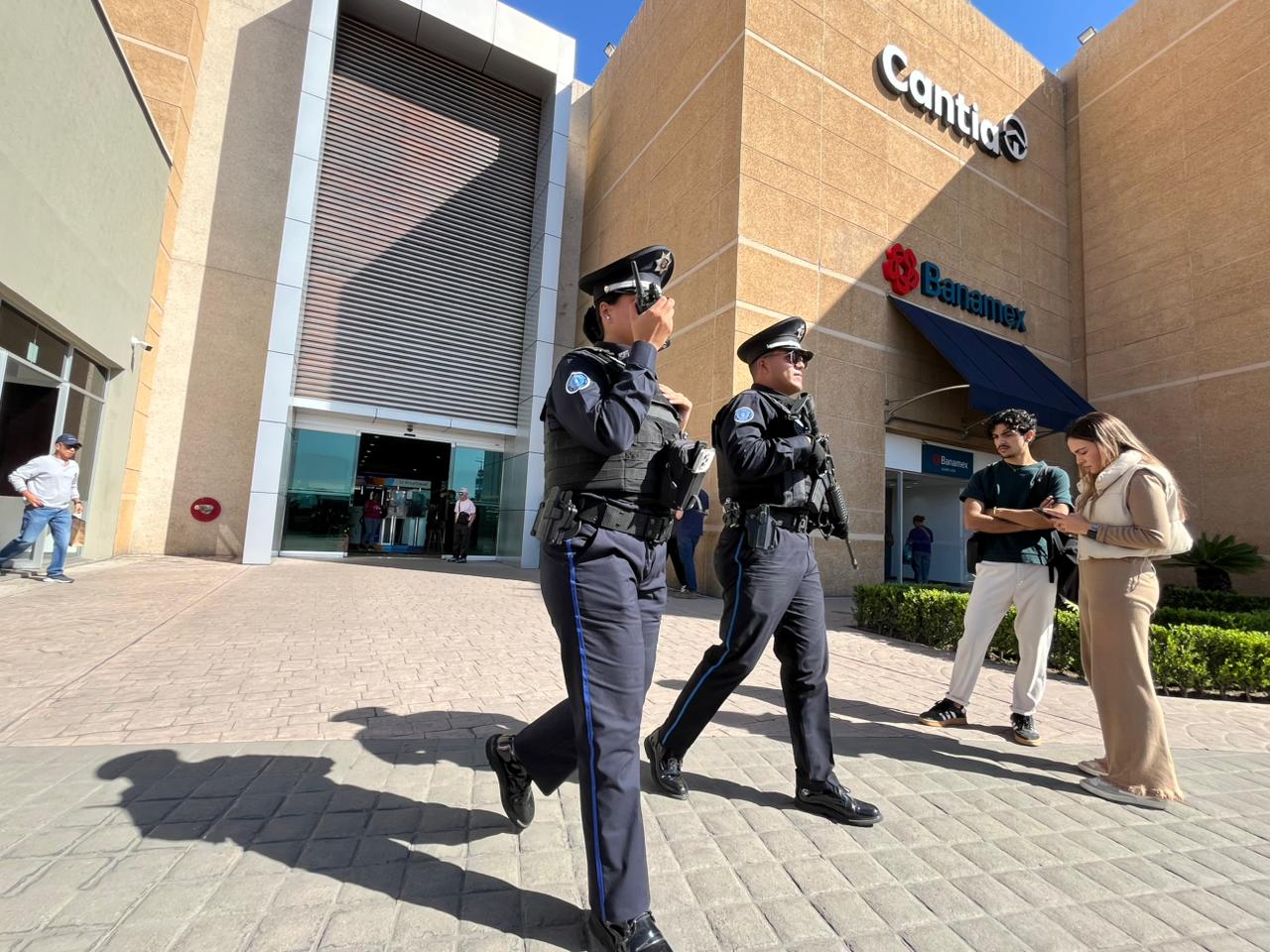 Policías estatales vigilan centros comerciales ante la llegada del Buen Fin 2025