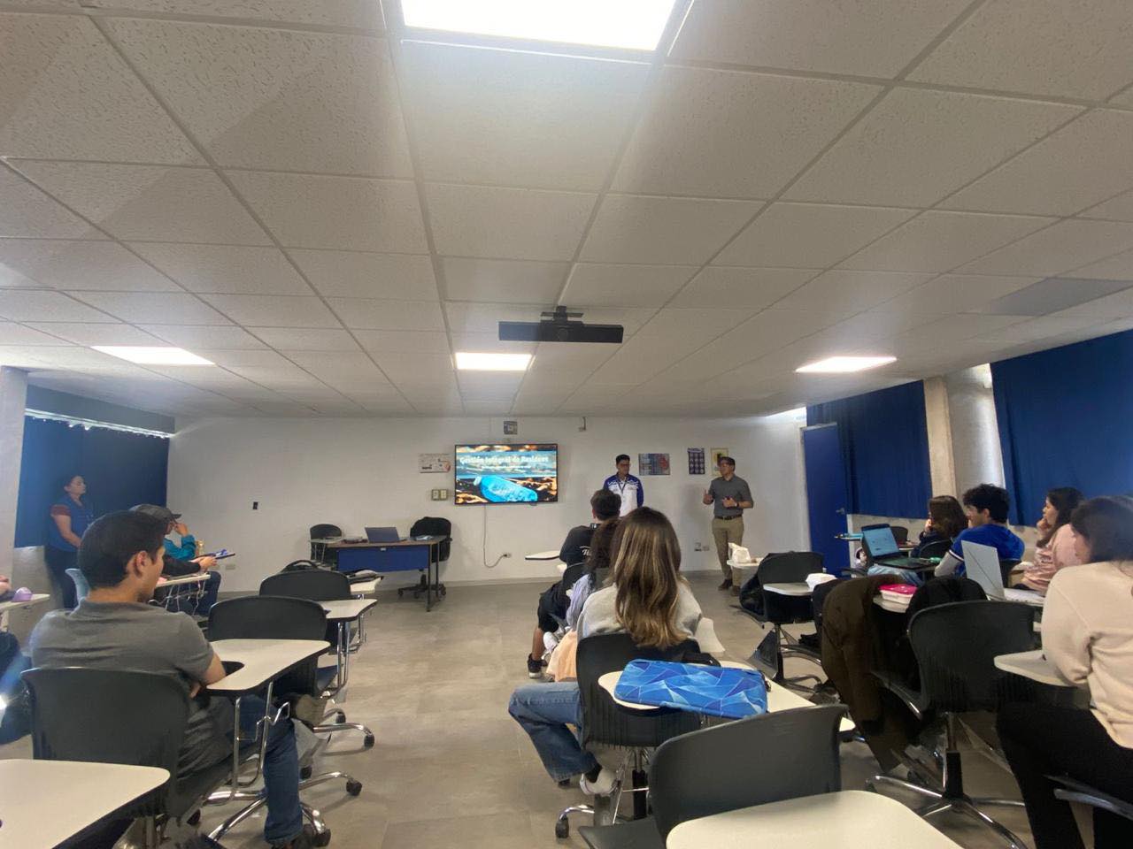 Reciben universitarios plática sobre el manejo de residuos