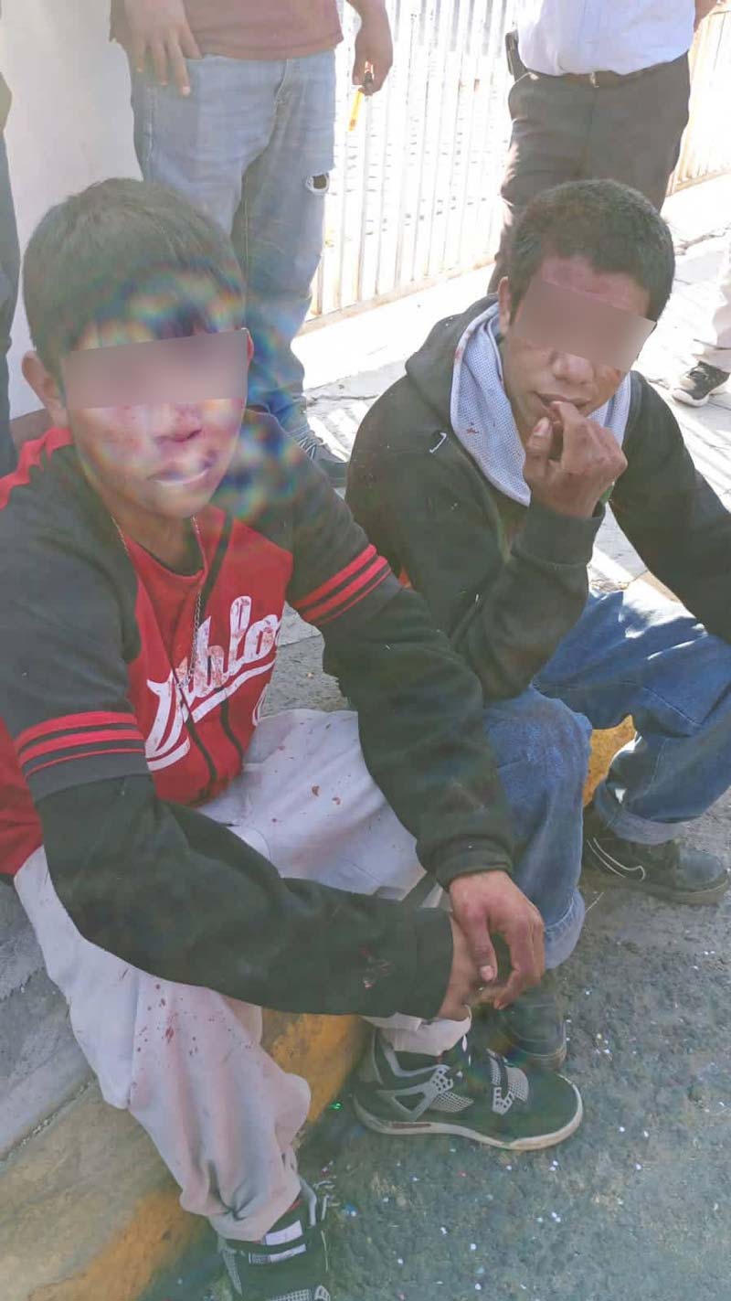 Intentan linchar a dos menores acusados de robo en la capital poblana