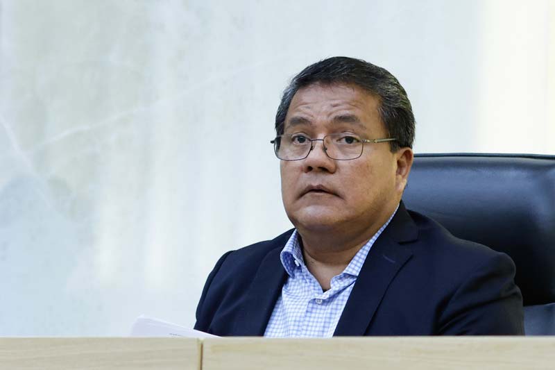 alcalde bajo presión por acusaciones de violencia política y malos manejos