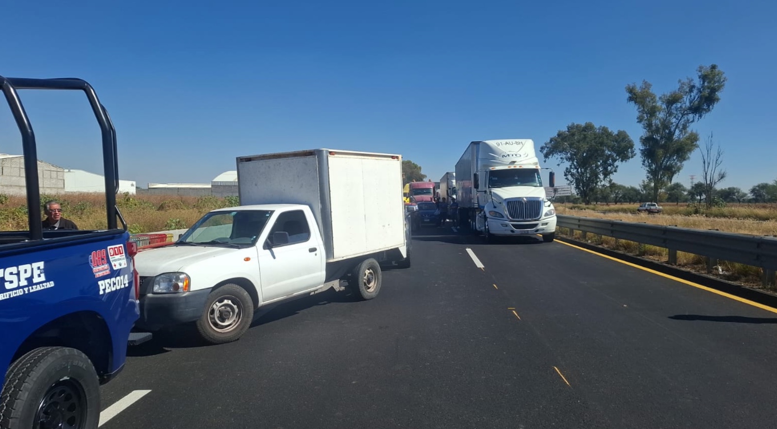 Campesinos vuelven a bloquear carreteras y vías del tren en Guanajuato