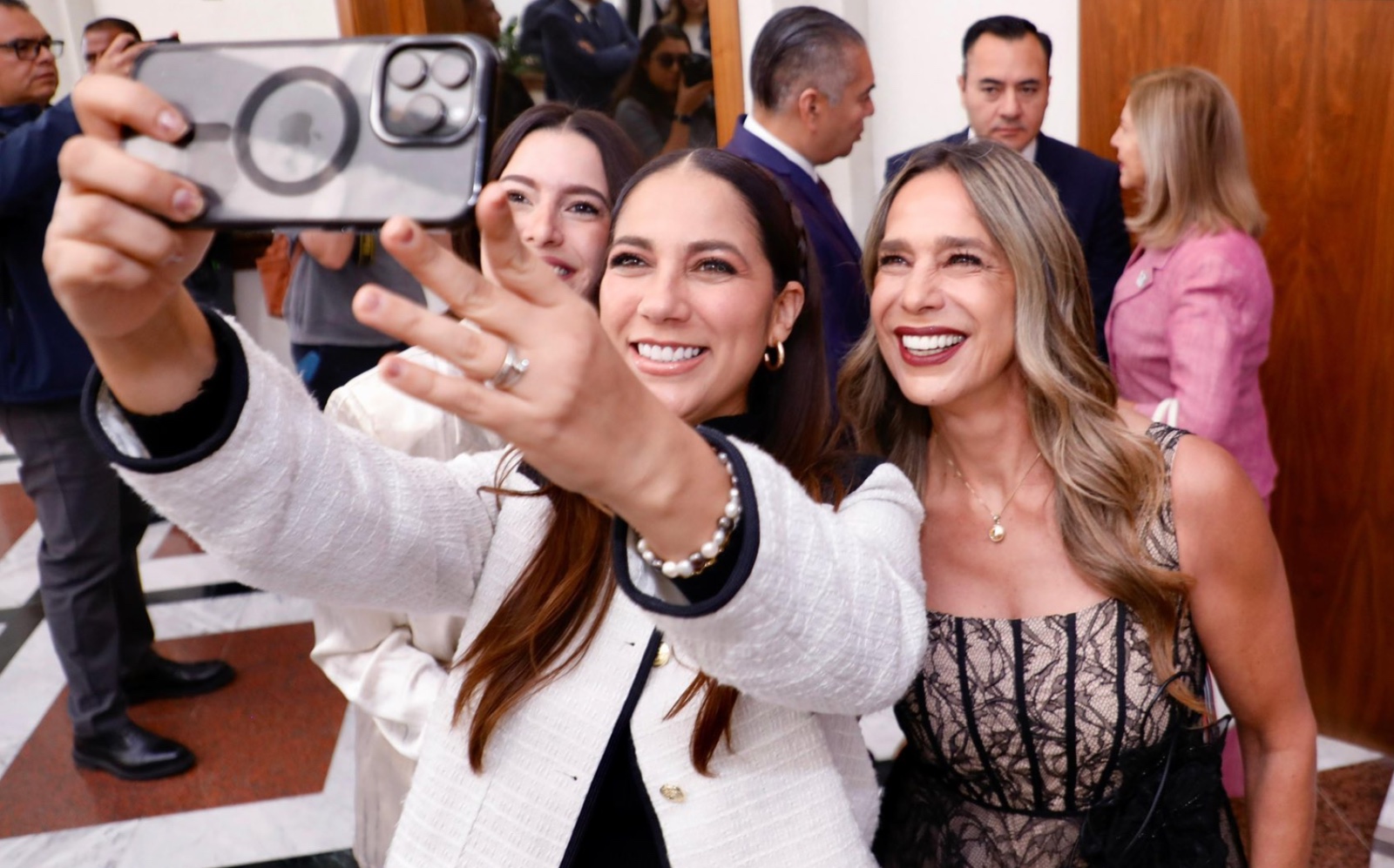 “No voy a perder mi tiempo”, dice gobernadora tras amenazas del “Padre Pistolas”