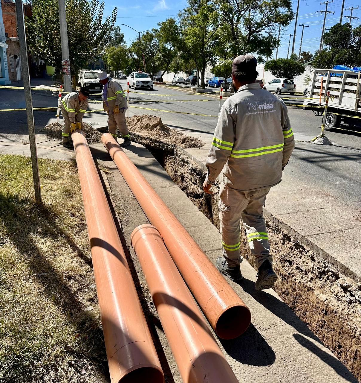 MIAA sustituye tubería en Avenida Independencia
