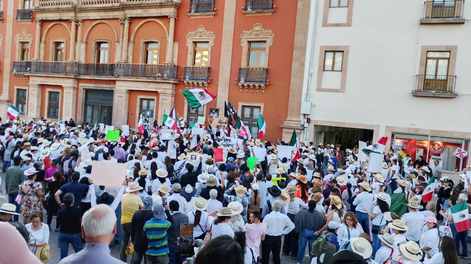 Protestas bajo la bandera de “Generación Z” se movilizan en León, Irapuato, Guanajuato capital y Celaya