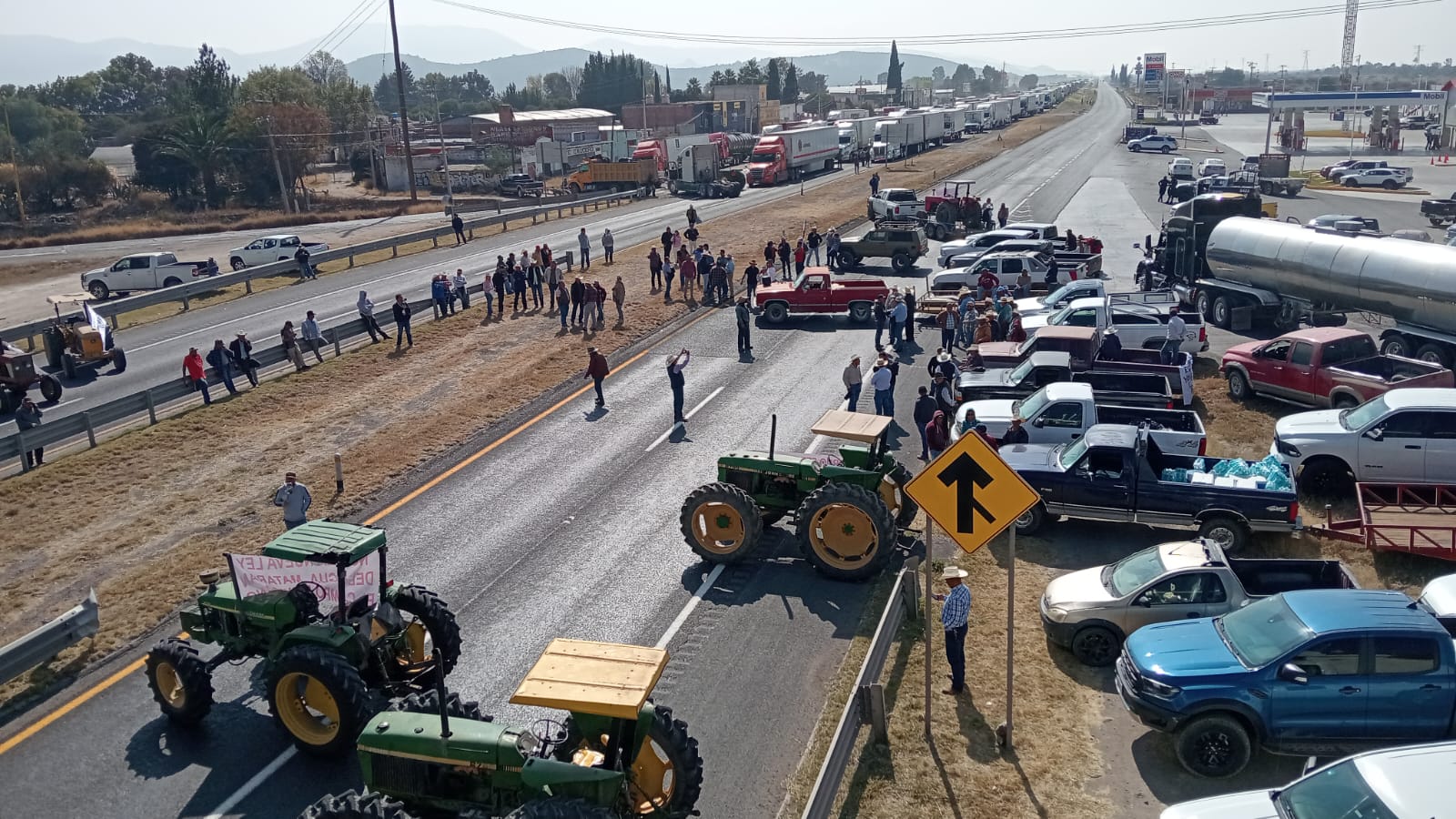 Vuelven bloqueos: productores en Guanajuato exigen frenar Ley de Aguas 