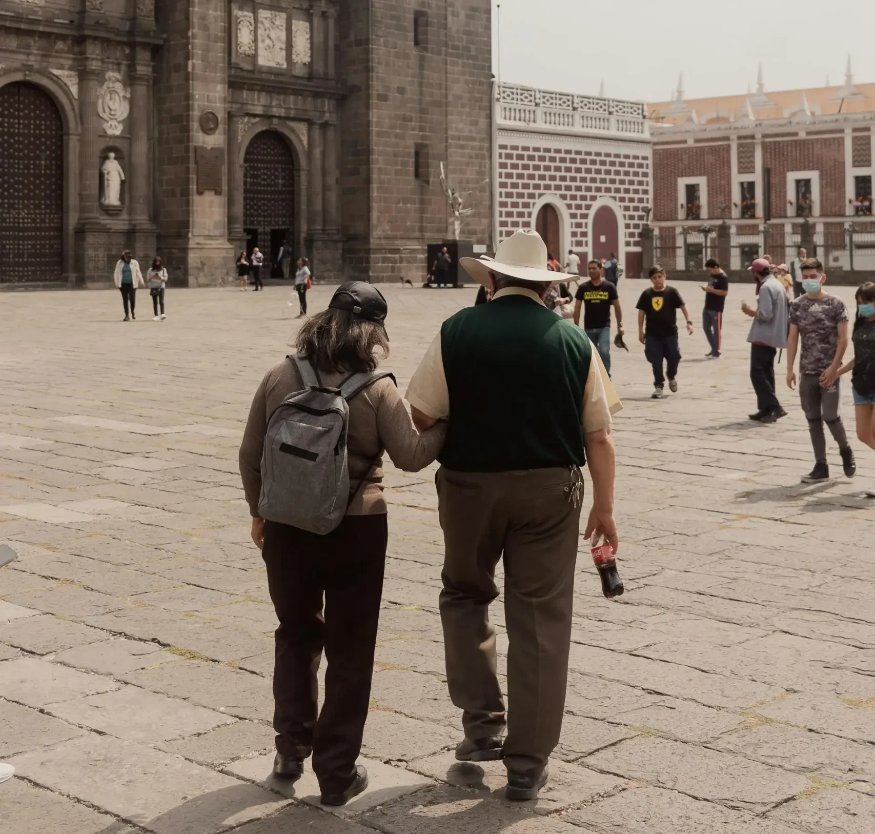 “Se buscan peregrinos, no turistas”: iglesia cuestiona el turismo religioso