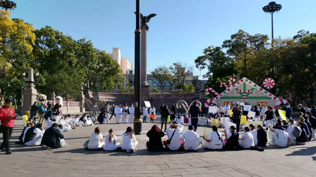 Personal médico del ISSEA se manifiesta: autoridades acusan recortes del gobierno federal