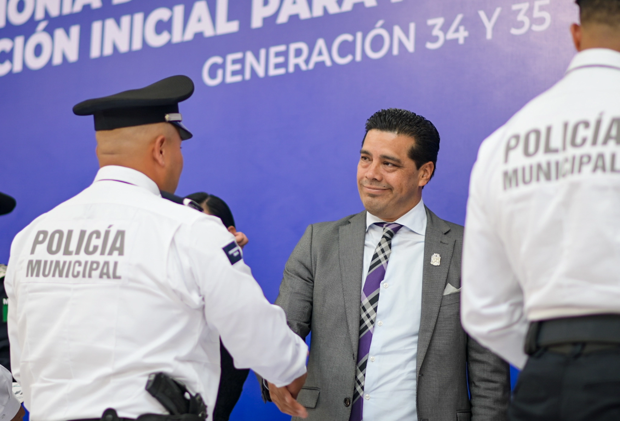 Reconoce alcalde a más de 1,400 policías municipales