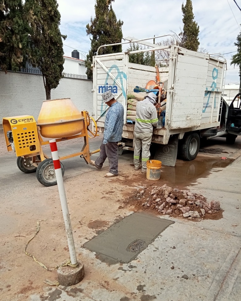 Reparación de baches avanza en zonas habitacionales de la ciudad