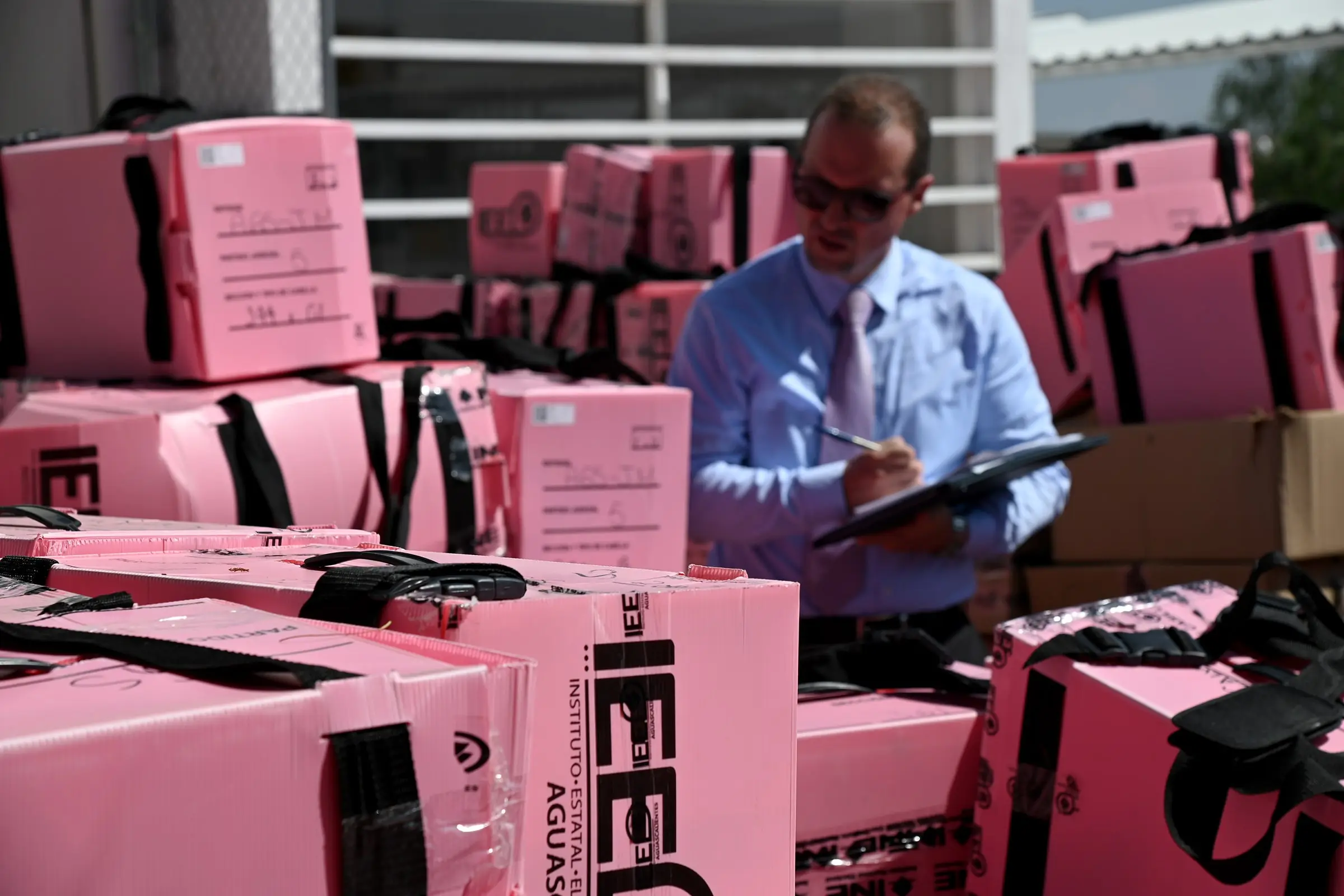 IEE vendió “al kilo” material electoral: esto es lo que recibieron