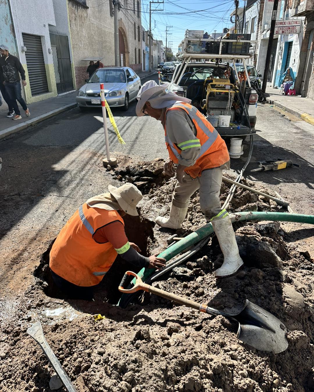 MIAA atiende fuga de agua potable y avanza en saneamiento de alcantarillado en barrios tradicionales