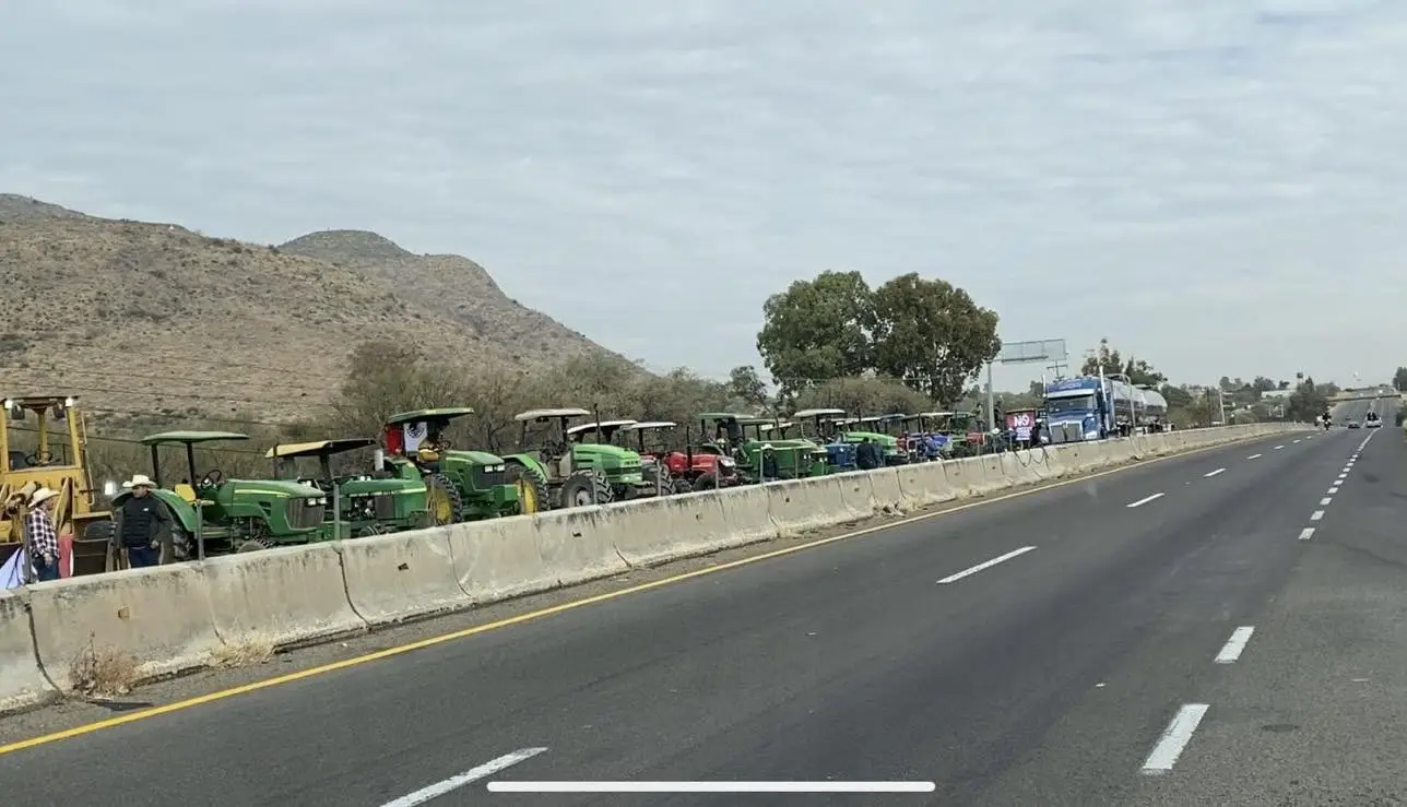 Gobierno del Estado pide a agricultores mantener el diálogo: cierres carreteros permanecen