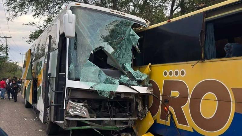 Dos personas mueren tras choque frontal de autobuses en la Tlapa-Puebla