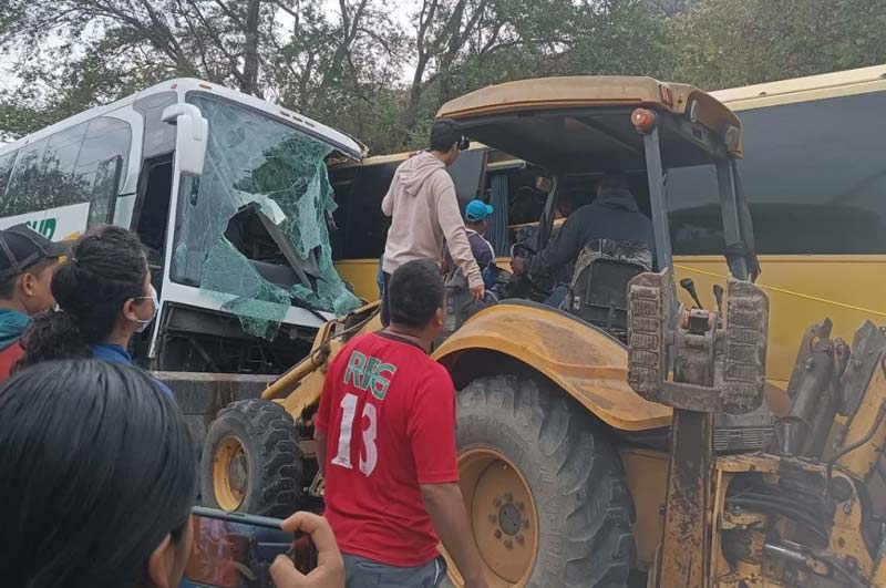 Dos personas mueren tras choque frontal de autobuses en la Tlapa-Puebla