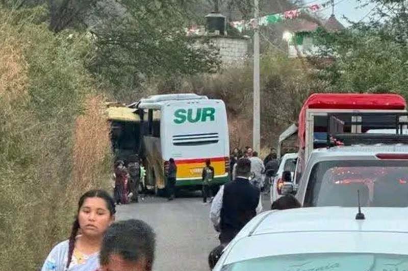 Dos personas mueren tras choque frontal de autobuses en la Tlapa-Puebla