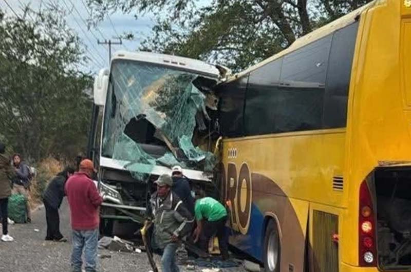 Dos personas mueren tras choque frontal de autobuses en la Tlapa-Puebla