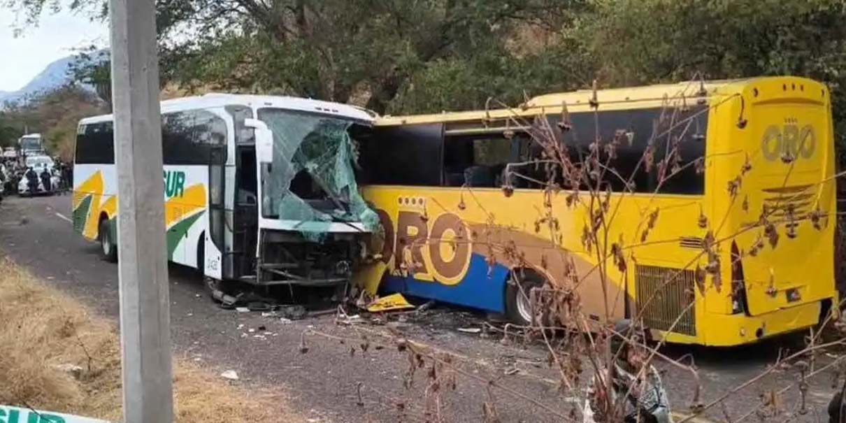 Dos personas mueren tras choque frontal de autobuses en la Tlapa-Puebla