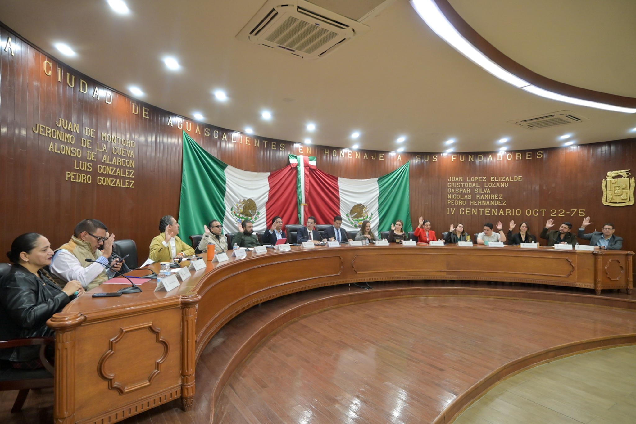 Presupuesto 2026: estas son las áreas que concentrarán el gasto en Aguascalientes capital En sesión extraordinaria de Cabildo, el Ayuntamiento de Aguascalientes aprobó  el Presupuesto de Egresos para el ejercicio fiscal 2026, el cual asciende a 5 mil 249 millones 692 mil 336 pesos, recursos que serán destinados a la operación del gobierno municipal y a la atención de las principales necesidades de la población. El presidente municipal, Leo Montañez, señaló que el presupuesto fue elaborado con base en el Plan de Desarrollo Municipal 2024-2027, por lo que el gasto se enfocará en los siguientes cinco pilares:  Servicios públicos: mil 229 millones 086 mil 699 pesos Seguridad Pública: mil 100 millones 799 mil 531 pesos Obras Públicas: 455 millones 005 mil 197 pesos Desarrollo Social: 204 millones 027 mil 254 pesos Delegaciones Urbanas y Rurales: 142 millones 478 mil 270 pesos No se contempla contratar deuda Previo a la votación, el alcalde Leonardo Montañez descartó que el municipio tenga previsto solicitar financiamiento para el próximo año, a pesar de que existe la facultad legal para hacerlo. “Hasta el momento no tenemos proyectado solicitar deuda; estamos planteando una Ley de Ingresos únicamente con las modificaciones de la inflación que establecen Hacienda y  Predial solo tendrá ajuste por inflación En cuanto al impuesto predial, Montañez informó que para 2026 únicamente se aplicará el ajuste inflacionario (del 4 al 5%), sin incrementos adicionales. “En el predial solo se promovió el tema de la inflación; las políticas de descuento vendrán ya iniciando el año”, comentó. Precisó que solo en casos específicos, como cuando un predio que antes estaba sin construcción es edificado, puede registrarse un aumento mayor debido a la actualización del avalúo. “Mientras la vivienda siga siendo la misma, con los mismos metros construidos, prácticamente no hay una gran variación”, señaló. Aprueban descuentos y estímulos fiscales Durante la sesión también se aprobaron descuentos de hasta 95 por ciento en el pago por el uso del relleno sanitario para el confinamiento de residuos sólidos urbanos y de manejo especial generados por condominios de comercio y servicios, como apoyo a comerciantes y prestadores de servicios. Además, se avaló la ampliación de descuentos de hasta 100 por ciento en derechos de apertura, renovación y funcionamiento de licencias para establecimientos que comercialicen vinos producidos en Aguascalientes, incorporando al Consejo de Viticultores de Aguascalientes como ente reconocido para acceder a este estímulo fiscal
