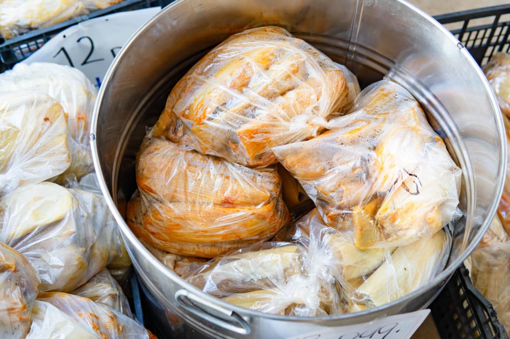 El Gobierno Municipal de Jesús María informó que, con motivo de la celebración de la Nochebuena, se realizó la entrega de más de 400 cenas navideñas a familias de distintas delegaciones del municipio, como parte de las acciones de apoyo social durante la temporada decembrina.  La jornada se llevó a cabo el 24 de diciembre y contó con la participación del presidente municipal, César Medina, y la presidenta del Sistema DIF Municipal, Silvia de la Cruz, así como de integrantes del gabinete, personal del Ayuntamiento y voluntarios, quienes colaboraron en la preparación y distribución de las cenas.  De acuerdo con lo informado, las entregas se realizaron de manera directa en los domicilios de las familias beneficiadas. Las cenas incluyeron alimentos tradicionales como tamales y atole, además de algunos obsequios, con el propósito de acompañar a las familias durante una de las fechas más representativas del año.  Autoridades municipales señalaron que esta acción fue posible gracias a la suma de esfuerzos de servidores públicos y voluntarios, quienes aportaron recursos y tiempo para llevar a cabo la actividad, reafirmando el compromiso del Gobierno Municipal de Jesús María con la atención a sectores en situación vulnerable.