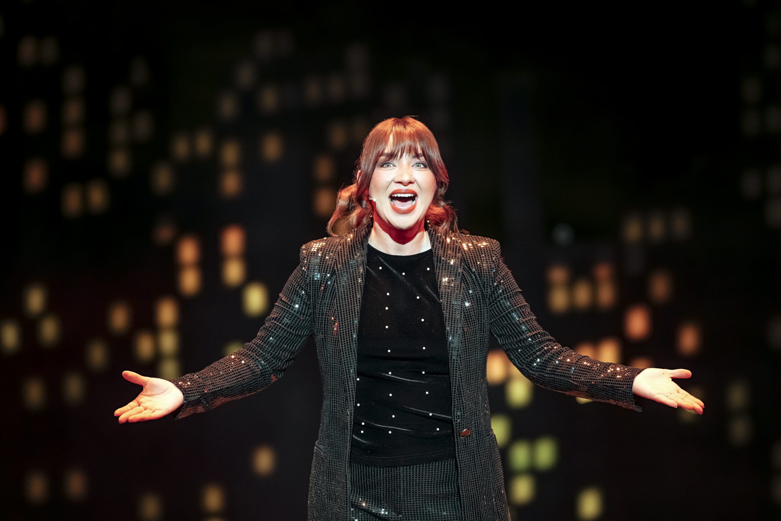 Daniela Luján revive la magia decembrina con un espectáculo que abraza la nostalgia y el teatro musical