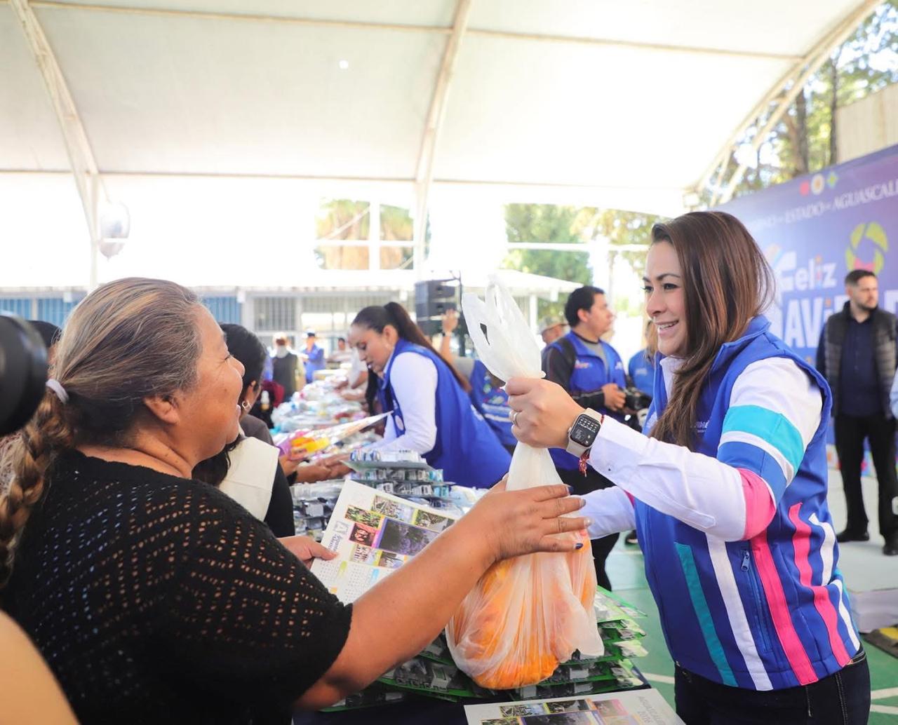 Gobierno entrega apoyos y regalos en municipios de Aguascalientes