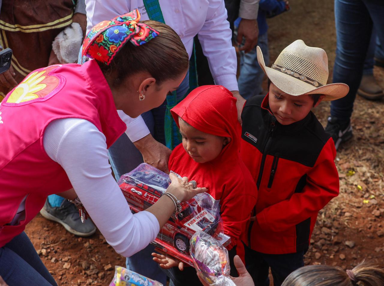 Con la “Ruta de las Sonrisas”, dan juguetes y apoyos alimentarios en el Mezquital