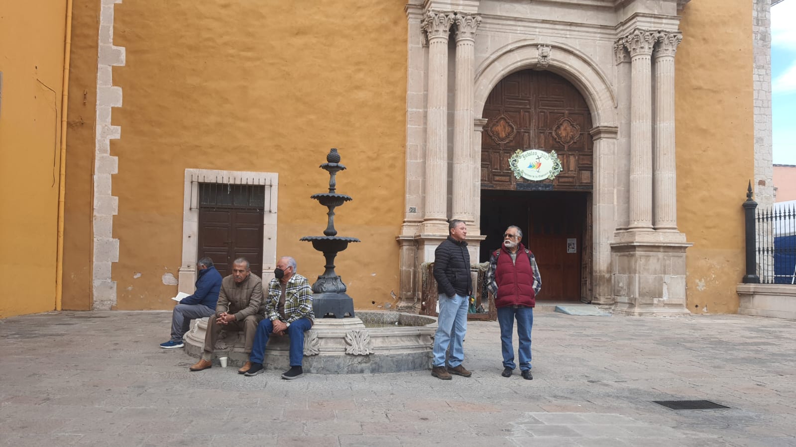 Jubilados de la UJED reclaman aguinaldo y toman edificio central