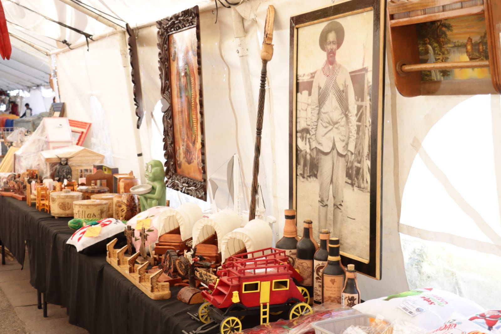 Personas privadas de la libertad llevan artesanías al Bazar decembrino