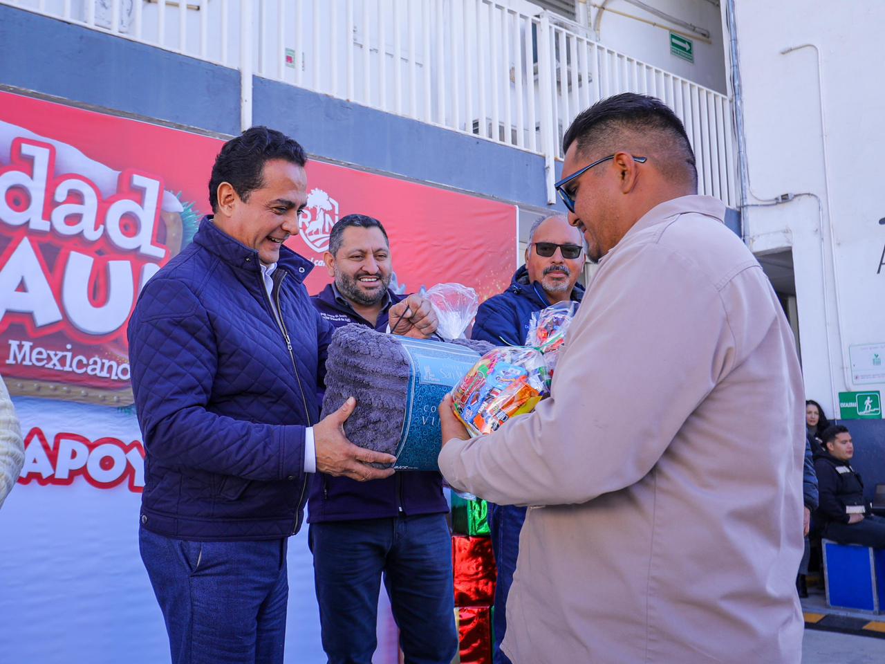 Personal de AMD recibe canastas navideñas