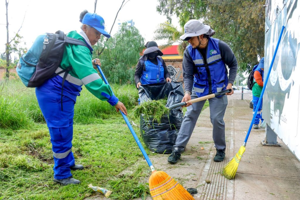 Municipio detiene a falsos trabajadores de limpia por pedir dinero en colonias