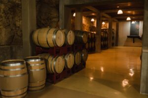 imagen: Barricas de roble en cava subterránea de añejamiento / Newsweek Baja California.