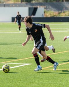 imagen: Leonardo Flores, velocidad, concentración y control sobre la cancha / Newsweek Baja California.