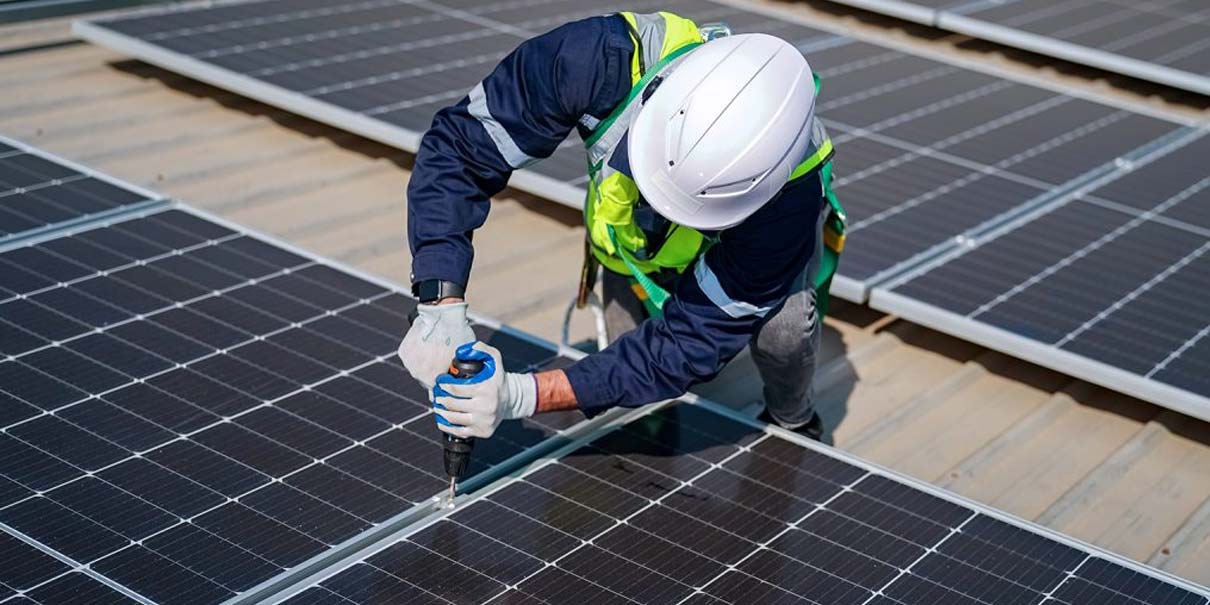 Paneles solares llegarán a edificios del gobierno y 600 escuelas en Puebla durante 2025