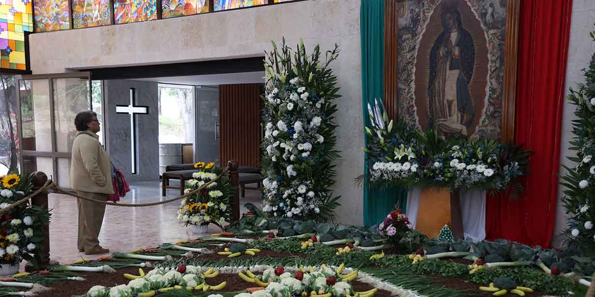 Fieles abarrotan templos y la Feria Guadalupana en Puebla por el 494 Aniversario de la Virgen