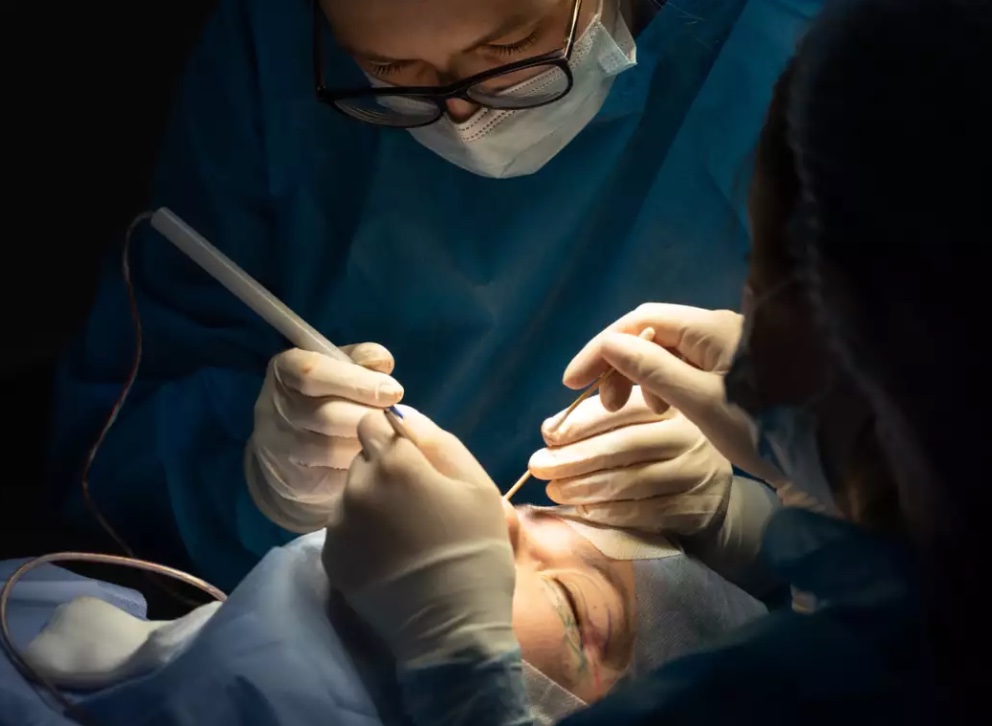 Proponen prohibir cirugías estéticas en menores de 18 años en Guanajuato